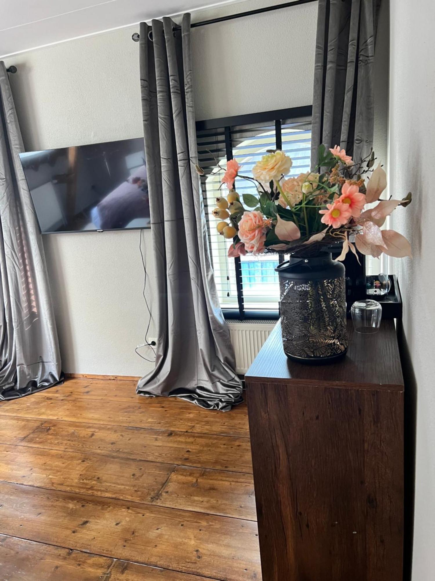 La Dolce Vita Suites ลีวาร์เดิน ภายนอก รูปภาพ